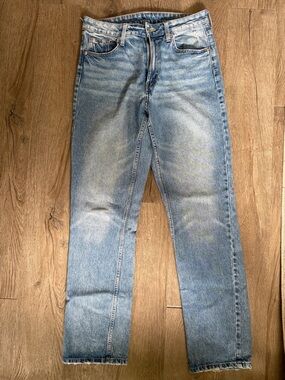 H&M 90’s Straight High-Rise Jeans